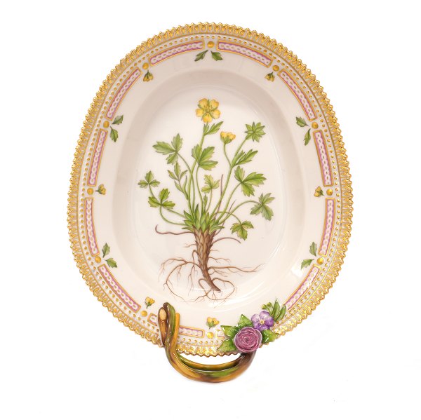 Royal Copenhagen Flora Danica leaf shaped dish 3541. "Potentilla emarginta 
Pursh.". L: 24cm. W: 19,5cm