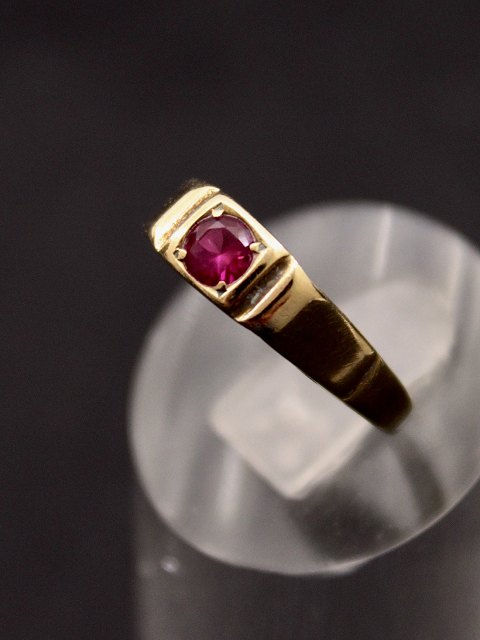 8 carat gold ring with red topaz
