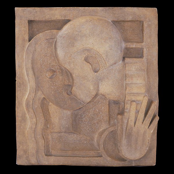 Relief udført i kunststen i dyb relief med motiv i form af mand & kvinde. 
Utydeligt signeret. Mål: 48x42cm