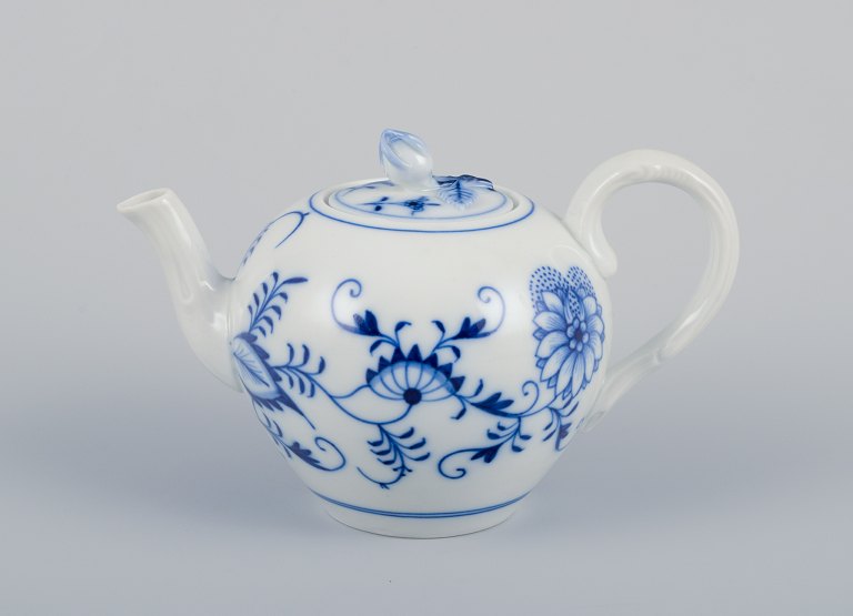 Stadt Meissen, Germany. Small Blue Onion-patterned teapot. Lid with flower bud. 
Hand-painted.