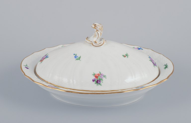 Royal Copenhagen Saxon Flower. Large oval lidded tureen in porcelain. 
Hand-painted with polychrome flowers. Gold rim.