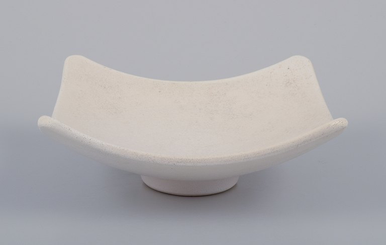 Suzanne Ramié (1905-1974) for Atelier Madoura, France.
Unique ceramic square bowl, elegantly modernist design.