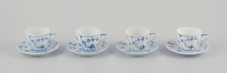 Royal Copenhagen Musselmalet Riflet.
Fire kaffekopper med tilhørende underkopper.