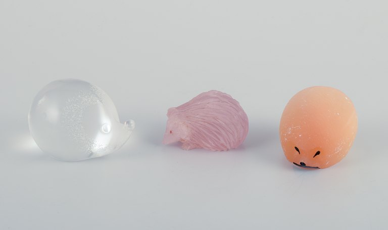 Three hedgehogs in art glass.
Beriozka, Mats Jonason Studio, and an unknown artist.