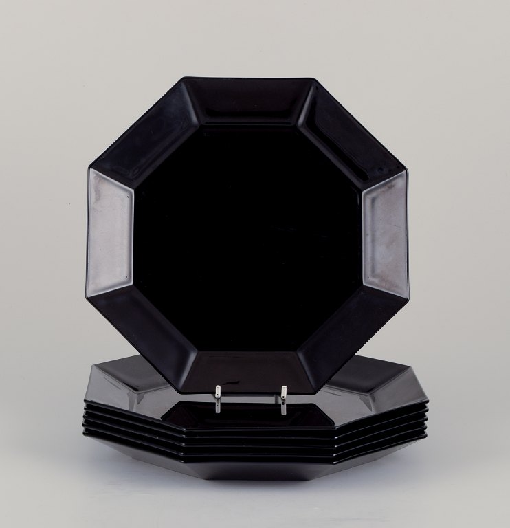 Arcoroc, Frankrig.
A set of six octagonal dinner plates in black glass.