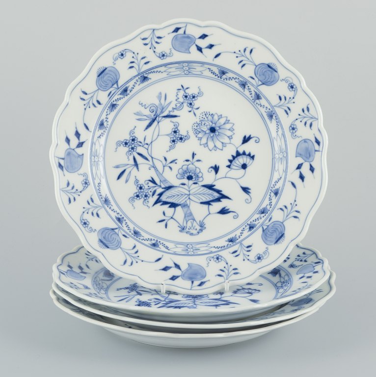 Meissen, fire løgmønster frokoststallerkener i blåmalet porcelæn.