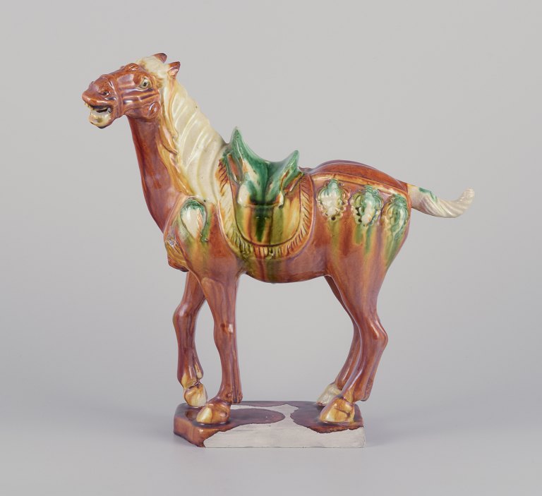 Chinese Tang horse in ceramic.
Hand-glazed in brown and green shades.