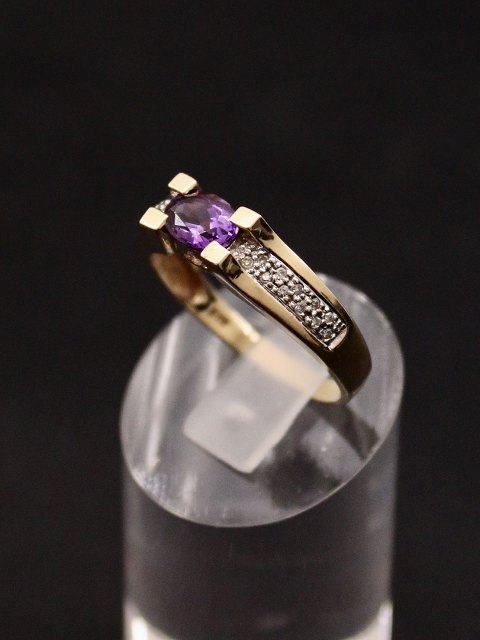 14 carat gold ring with amethyst and several small diamonds