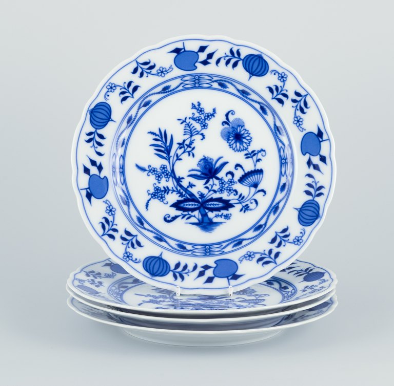 Et sæt på fire middagstallerkener i porcelæn. Løgmønstret dekoration.