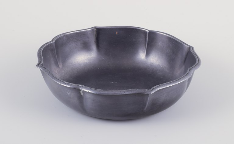 Just Andersen. Early and rare tin bowl.
Modernist and minimalist design.