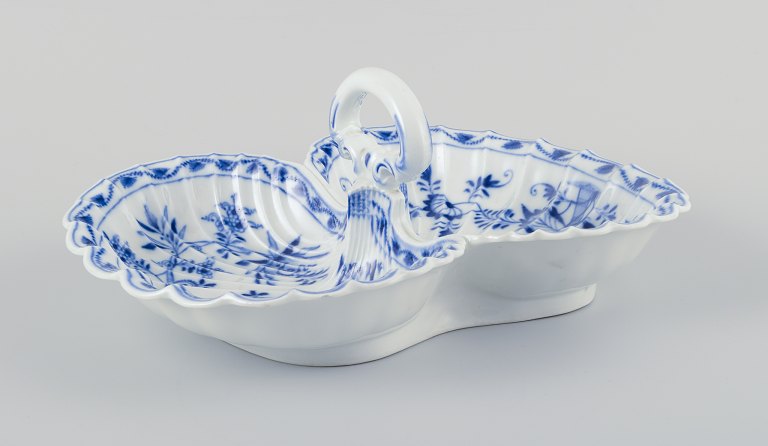 Meissen, Germany. Blue Onion cabaret tray made of porcelain, two-part with 
handle.