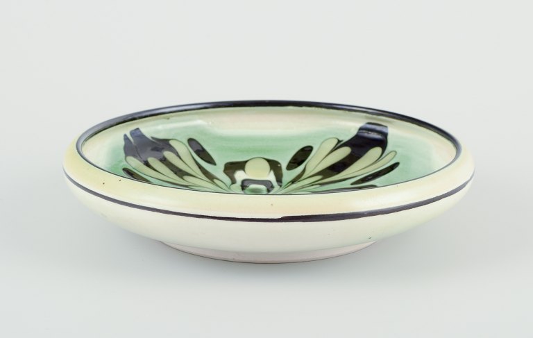 Kähler, Denmark.
Ceramic bowl with floral motif. Glaze in green and black tones.