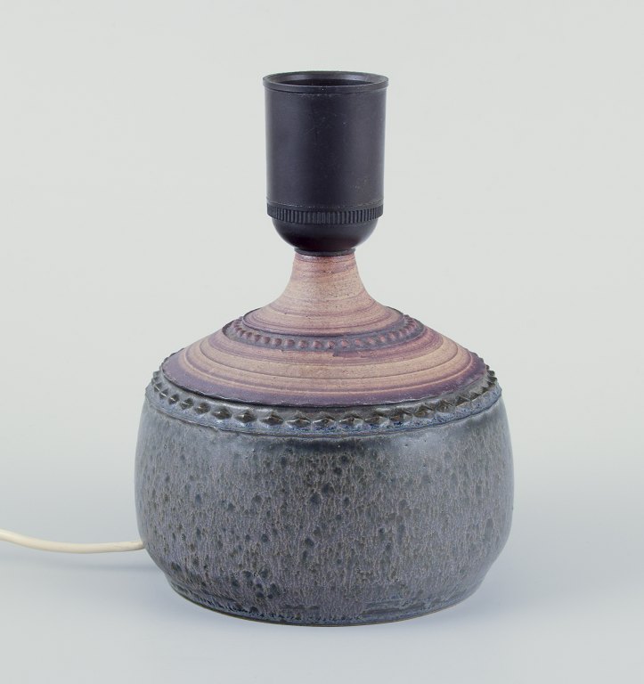 Klas-Göran Klaesson (Klase J:r) (1945-2024) for Höganäs, Sweden. 
Table lamp of stoneware. With pattern in the decoration.