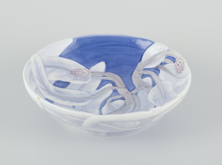 Effie Hegermann-Lindencrone for Bing & Grøndahl.
Art Nouveau porcelain bowl.