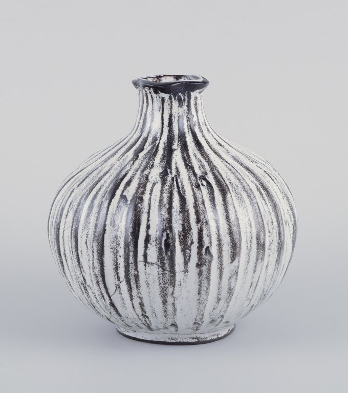 Svend Hammershøi for Kähler.
Ceramic vase in black-grey double glaze.