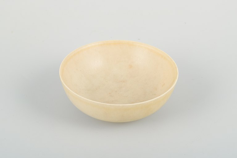 Per Linnemann-Schmidt (1912–1999) for Palshus, Denmark.
Ceramic bowl in cream-colored "hare