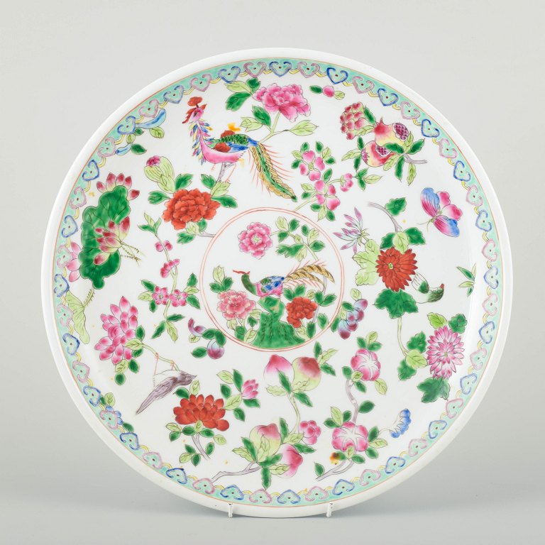 Kina, Tongzhi (1862–1874), 1800-tallet.Stort fad i porcelæn, dekoreret med blomster, frugter og fugle i flerfarvet emalje (famille rose).