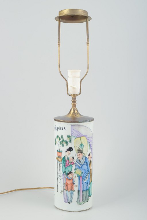 Kinesisk porcelænsbordlampe af cylinderformet vase. Sen Qing / Republikperioden (ca. 1900–1930).