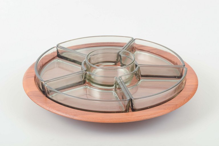 Digsmed, Denmark
Cabaret tray in teak with eight hand-blown glass dishes.