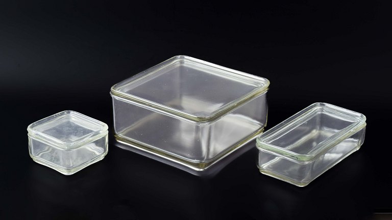 Bauhaus – Wilhelm WagenfeldSæt af tre rektangulære opbevaringsbokse i presset glas.