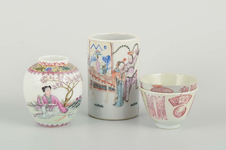 China, 4 pieces
Two teacups and two vases, 20th century.