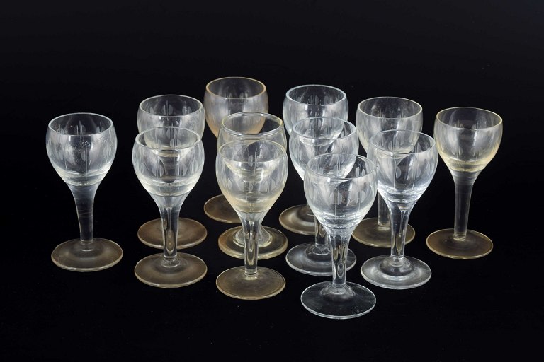 Holmegaard – Kirsten PiilDesigned by Per Lütken in 1956.12 schnapps glasses, ca. 1950/60s.