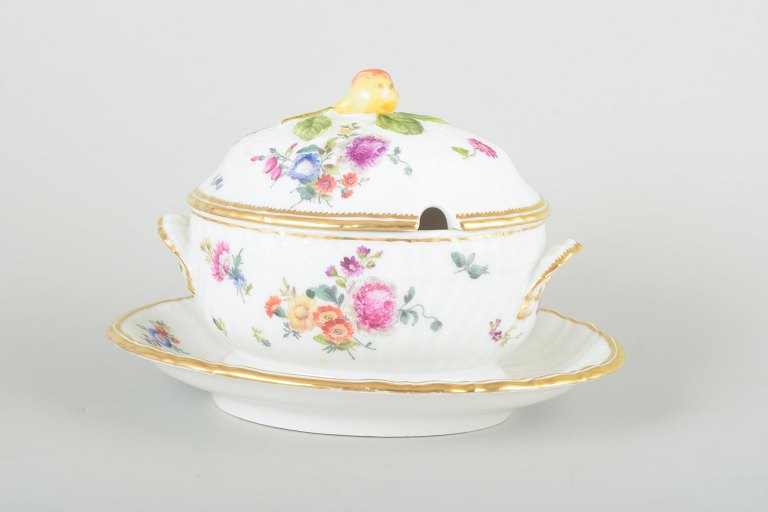 Royal Copenhagen
Saxon Flower sauce boat with cover and fixed stand, c. 1880s.
