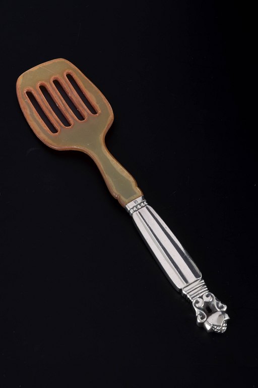 Georg Jensen
Sardine fork, “Acorn / Konge”.
Sterling silver, 1933–44.