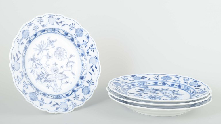 Meissen
4 dinner plates, “Blue Onion” pattern, mid-20th century.