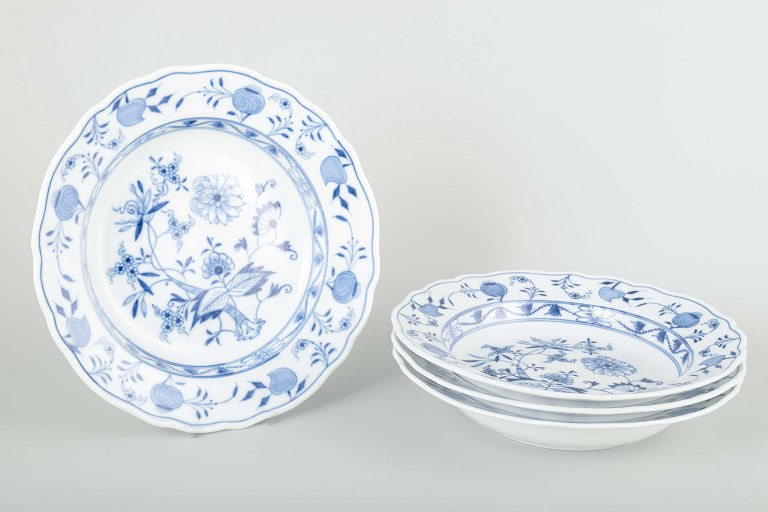 Meissen
4 soup plates, “Blue Onion” pattern, early 20th century.
