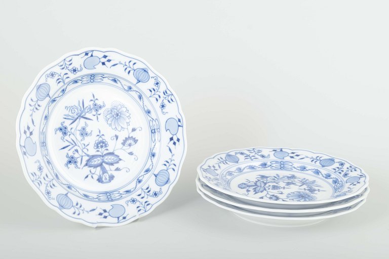 Meissen
4 salad plates, “Blue Onion” pattern, mid-20th century.