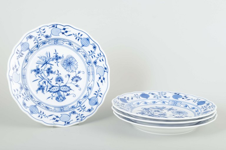 Meissen
4 salad plates, “Blue Onion” pattern, mid-20th century.