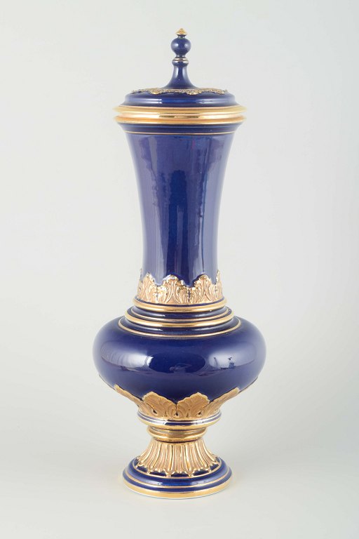 Meissen
Lidded porcelain vase, early 20th century.