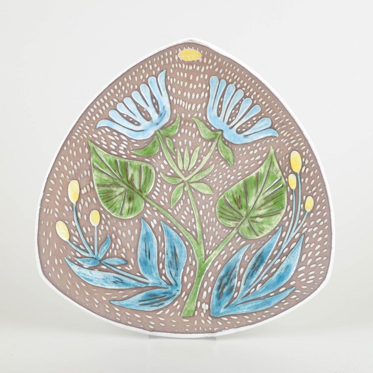 Mari Simmulson for Upsala Ekeby
Triangular decorative dish, 1960s.
