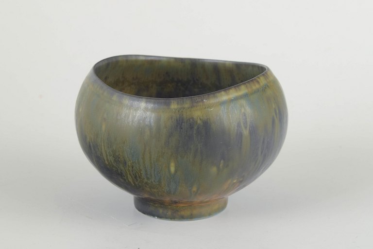 Gunnar Nylund for Rörstrand
Asymmetric bowl, mid-20th century.