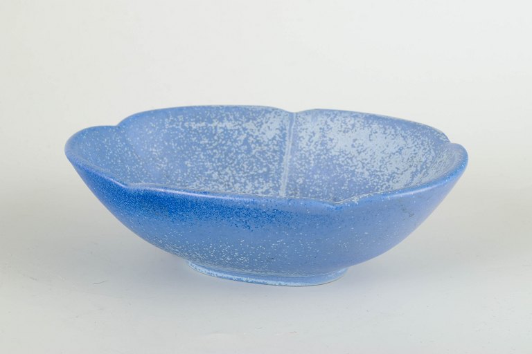 Gunnar Nylund for Rörstrand
Blue bowl, mid-20th century.