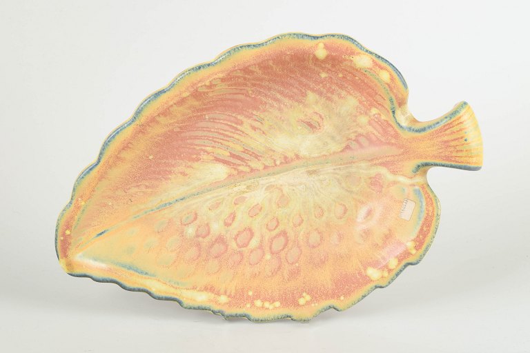 Gunnar Nylund for Rörstrand
Leaf-shaped dish, mid-20th century.