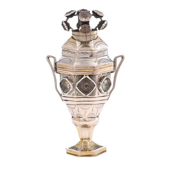 Danish silver vinaigrette by Hans Jürgen Mathiesen, Sønderborg, 1808-23. H: 11,5cm