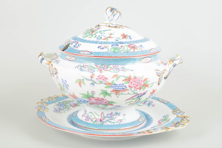 Minton, EnglandLarge soup tureen with under plate, 1880s.