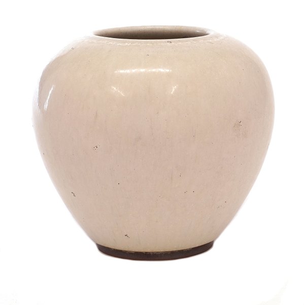 Saxbo, Denmark, stoneware vase number 18. Signed Saxbo. H: 12,5cm