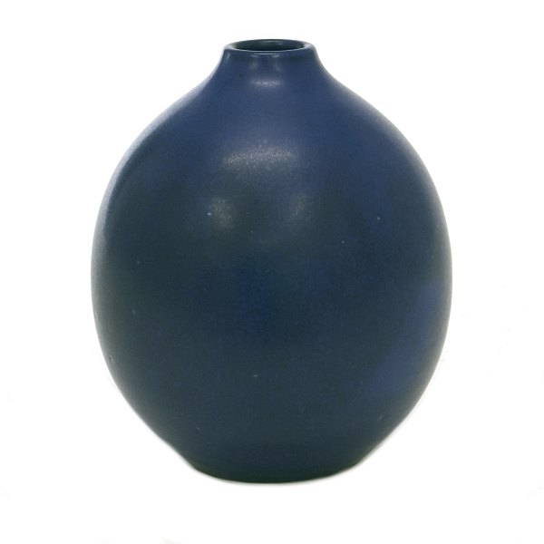 Saxbo, Denmark, blue glazed stoneware vase. Signed Eva Stæhr Nielsen. H: 11,5cm
