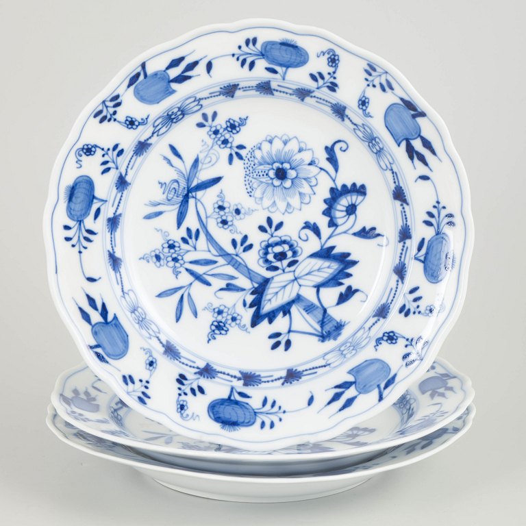 Meissen, Blue Onion dinner plates, set of 3.