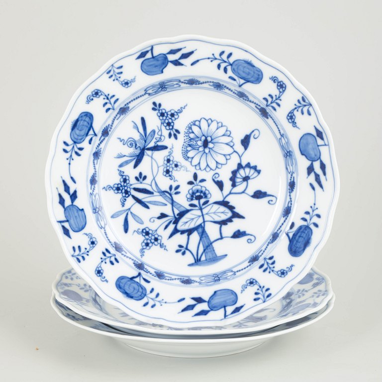 Meissen, Blue Onion dinner plates, set of 3.