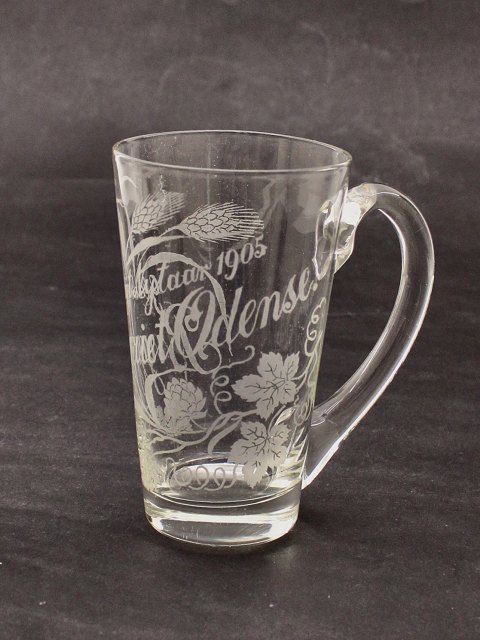 Beer mug with handle