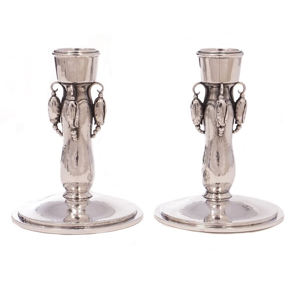 Ein Paar Georg Jensen Magnolia Sterlingsilber Leuchter #2. Gestempelt Georg Jensen. H: 10,5cm. G: 588gr