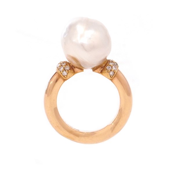 Benny Holmsted, Copenhagen, 1989-2001, 14kt gold ring with a pearl. Ringsize: 50
