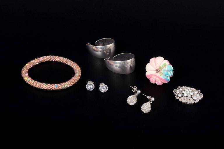 Costume jewellery, set of jewellery.