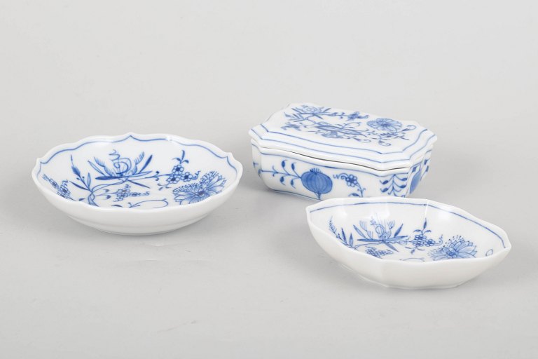 Meissen Blue Onion, lidded box and two small dishes.