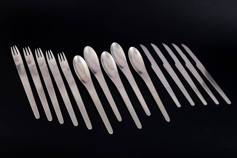 Arne Jacobsen for Georg Jensen, complete dinner service for five persons.