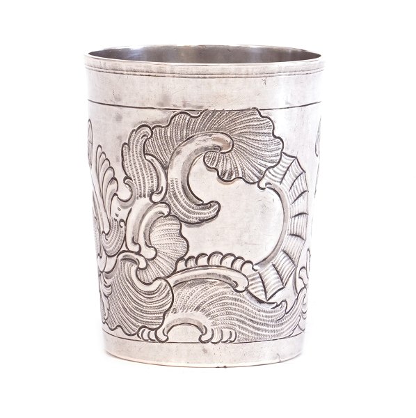 Russian silver beaker with chased decoration in the form of stylised foliage, rocaille ornaments and an eagle. Hallmarked Moscow, 1761. H: 8 cm